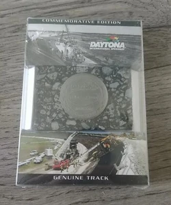 Daytona Intl Speedway 1959-2010 Edición Conmemorativa Pista Coleccionable Genuina - Imagen 1 de 2