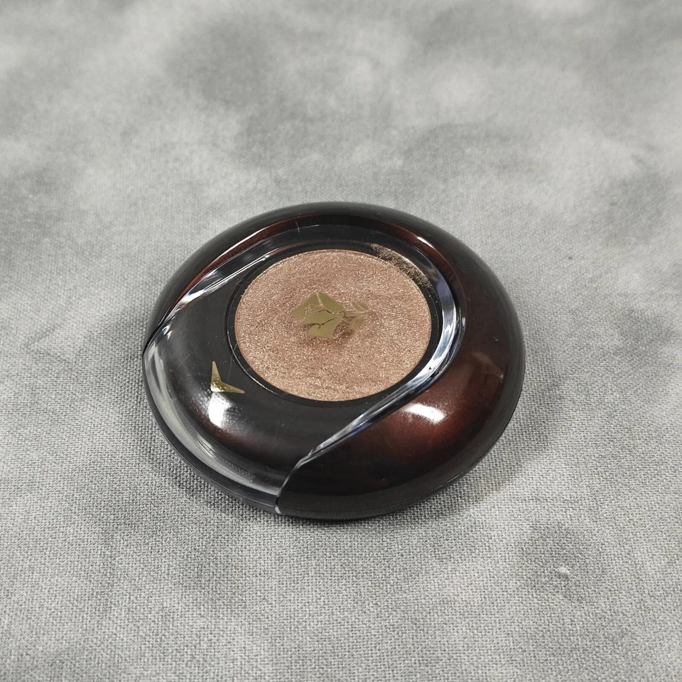 Elegante Maquillaje Compacto Dorado Iluminador Doble Acabado Lancôme Foto 1 de 4