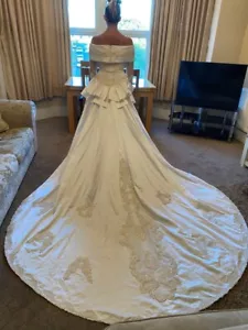 ELEGANT WEDDING DRESS AND 6FT TRAIN SIZE 12 - Picture 1 of 11