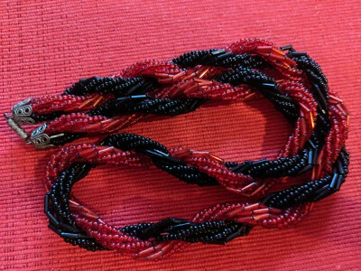 Vintage Retro Kette gedreht, kleine Perlen u. Stäbchen,  schwarz rot Top Zustand - Bild 1 von 4