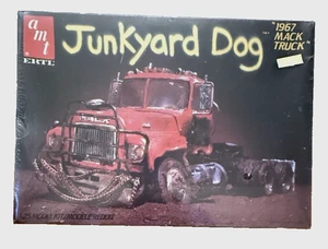 VINTAGE ORIGINAL AUSGABE AMT 1/25 SCALE MACK JUNKYARD DOG MODEL SEALED KIT - Bild 1 von 3