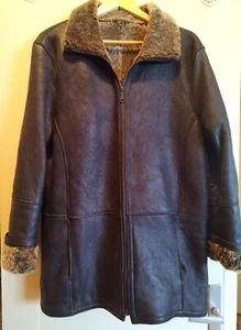 Schwarze Damen Lammfelljacke, Kragen und Ärmel mit Umschlag (braunes Lammfell) - Bild 1 von 7
