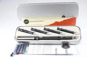 Manuscript Introduction to Calligraphy Fountain Pen Set (Cased & Inks) - Foto 1 di 3