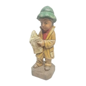Niño pequeño tallado en madera ANRI de colección con sombrero y periódico de lectura de 10" de alto - Imagen 1 de 10