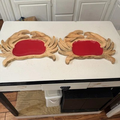 Juego de 2 bandejas de madera de mango esmaltadas artesanales con forma de cangrejo rojo Foto 1 de 4