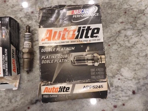 Bujías Autolite APP5245 Doble Platino (Paquete de 4) NUEVAS pero la caja está desgastada - Imagen 1 de 4
