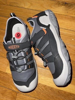 Zapatilla deportiva informal hueca con nudo gris acero/naranja de seguridad Keen para niños talla US 6 Foto 1 de 4