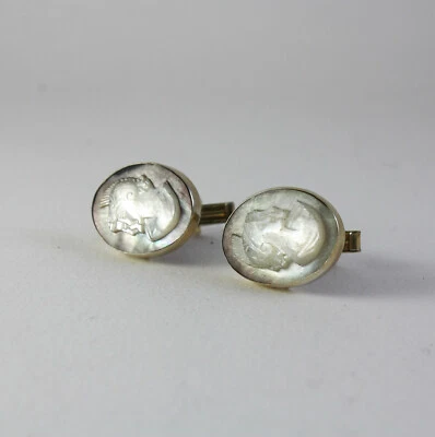 Gemelli in argento dorato 800 con cabochon cammeo ovale in madreperla  - Immagine 1 di 2