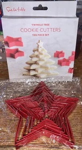 Sur la table 10 Pc. Coated Steel Twinkle Tree COOKIE CUTTERS Set RED Stars ~ NIB - Picture 1 of 3