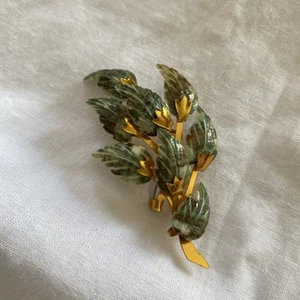 RARE VINTAGE CARVED MOTHER OF PEARL  LEAVES SPRAY FLOWER BROOCH HARD TO FIND - Picture 1 of 10