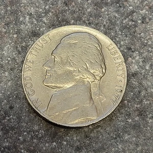 1977 Jefferson Nickel no mint mark circulated COIN - Picture 1 of 2