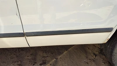 Ford Explorer 2005 conductor moldura trasera izquierda de puerta OEM moldura trasera Foto 1 de 3