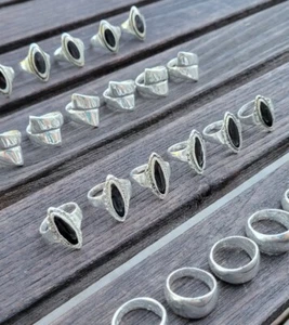 Nuevo de Lote Antiguo (24) Anillos Mezclados de Metal Plata Bisutería Calle De Colección Al Por Mayor - Imagen 1 de 6