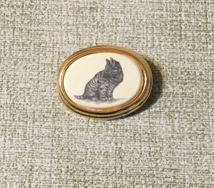 Vintage Barlow Faux Scrimshaw Cat  Brooch  Pin Goldtone - Picture 1 of 2