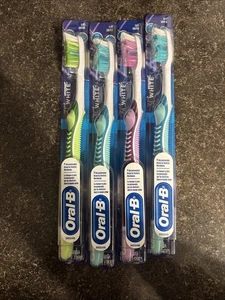 4,Oral-B 3D White Advantage Vivid Spazzolino Manuale, Setole Morbide, Asst. Colori - Foto 1 di 3