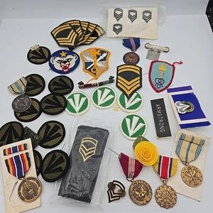 US Military Medal And Patch Lot - Picture 1 of 6