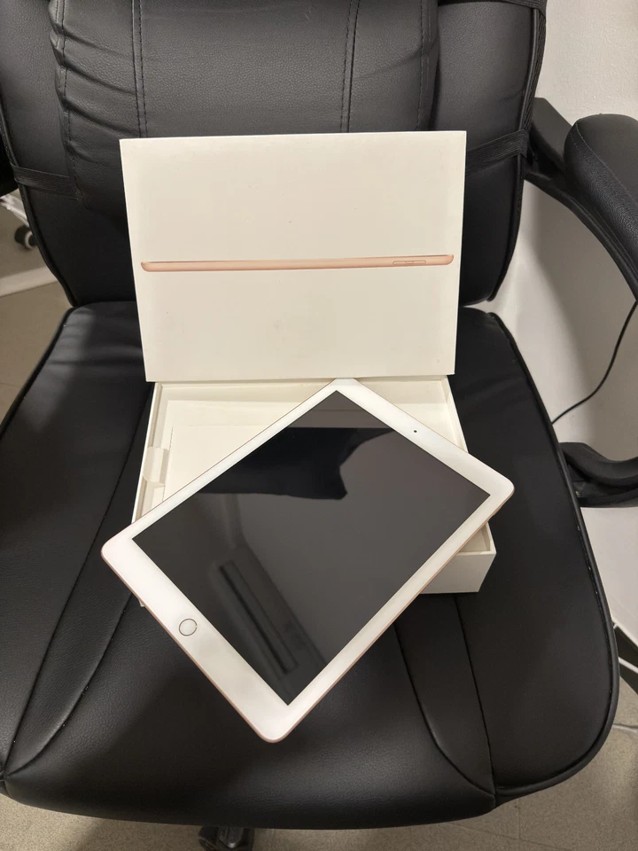 APPLE IPAD 6.ª GENERAZIONE  9.7'' 128GB Wi-Fi ORO + cover  - Immagine 1 di 4