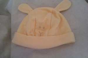 Precioso sombrero de bebé amarillo de algodón suave con cara y orejas, edad 6-12 meses - ¡NUEVO SIN ETIQUETAS!! - Imagen 1 de 3