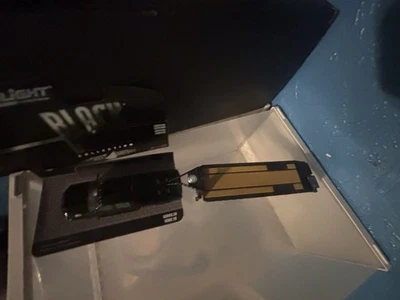 Dodge RAM 2500 Laramie 2024 Black Bandit Serie 29 escala 1/64 con remolque con rampa Foto 1 de 3