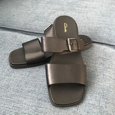 Sandalias planas Clarks de cuero con dos correas.  Correas de hebilla negras talla 5,5 Foto 1 de 4