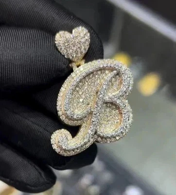 Colgante inicial personalizado de moissanita real de corte redondo de 2,50 quilates enchapado en oro amarillo de 14 quilates Foto 1 de 4