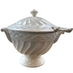 Three Piece White Ceramic Soup Tureen With Lid And Matching Ladle - Foto 1 di 14