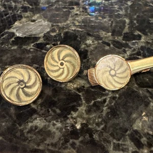 Vtg Anson Gold Tone MOVING HOLOGRAM SPIRAL SWIRL Cuff Links & Tie Bar Set UNIQUE - Picture 1 of 8