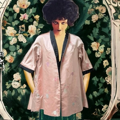 Abrigo columpio de noche asiático bordado seda años 60 reversible negro y rosa pequeño  Foto 1 de 4