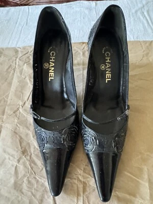 Chanel Black Patent Leather Camellia  Collection CC Pointy Pumps Italy 40 - Image 1 of 4