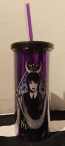 Vaso de viaje de plástico Wednesday a rayas moradas y negras de 20 oz con paja-Nunca más - Imagen 1 de 3