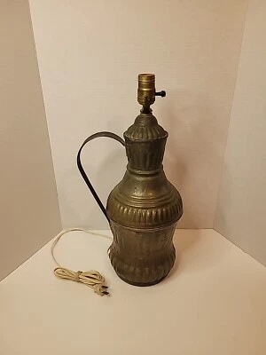 Lámpara de mesa vintage turca de metal de estaño cepillado de cobre con una sola manija Foto 1 de 4