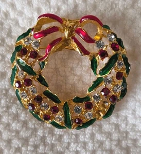Broche prendedor corona de Navidad de colección con lazo rojo y dorado con pedrería.  - Imagen 1 de 6