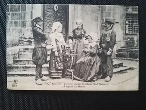 CPA 29 KERIOLET - Costumes Anciens du Musée - A la Porte du Manoir - Imagen 1 de 2