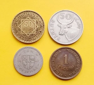 Africa 4 Monete Ghana10 Pesewa, Mocambico1 Escudo, Gambi 50 Butus, Marocco 50 FR - Foto 1 di 2