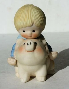 Mono niño montando cerdo estatuilla 1982 Enesco cerámica porcelana pintado a mano lindo - Imagen 1 de 1