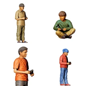 Juego de figuras RC para niños jugando 1:50 (3,7 cm) sin pintar, diorama 1/50 (4 figuras) - Imagen 1 de 6