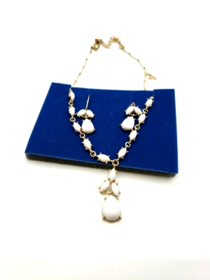 Juego de regalo Avon 2009 cabujón Y con pendientes blanco con tono dorado Foto 1 de 4