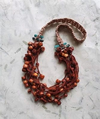 Collar artesanal de seda de ganchillo hilado a mano con cuentas de turquesa y madera Foto 1 de 4