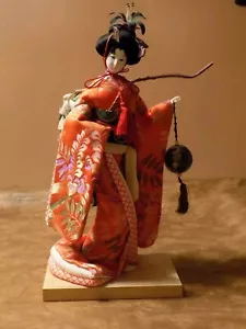 Bambola geisha giapponese figura su base in legno con nappa decorativa 15,5" - Foto 1 di 7