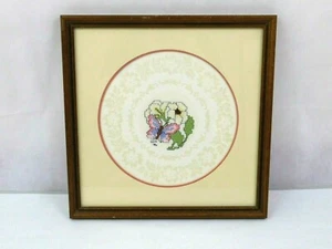 Mariposa punto de cruz acabado con flor de madera de perro enmarañada y enmarcada debajo del vidrio - Imagen 1 de 7