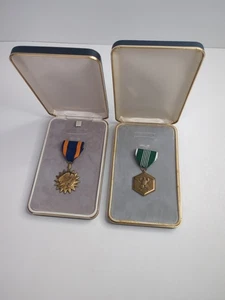 Medaglia militare americana vintage al merito e metallo aereo in custodie decorative - Foto 1 di 6