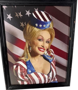 Dolly Parton gerahmtes Foto aus Gott & Land Album 14" x 11" rot, weiß, blau - Bild 1 von 2