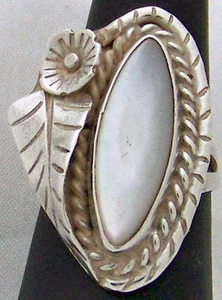 SCHÖNER GROSSER RING AUS NACHLASS PERLMUTT STERLINGSILBER mit FEDERDETAIL, GR. 5 - Bild 1 von 1