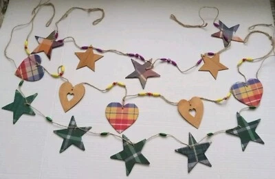 Guirnalda Artesanal Lote 5 Corazones Estrellas Cuadros y Periódicos Impresiones Madera Cartón  Foto 1 de 2