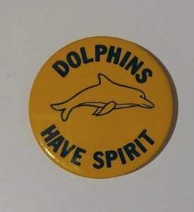 Vintage Pinback Button Dolphins Have Spirit 1.75 Inch RARE Hard To Find 🐬🐬🐬🐬 - Foto 1 di 2