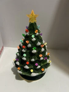 Winter Lane 15" batteriebetrieben beleuchteter Keramik musikalischer Weihnachtsbaum grün - Bild 1 von 5