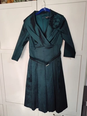 Cuello retrato verde profundo apropiado para eventos especiales con cinturón J Howard usado en excelente estado Foto 1 de 4