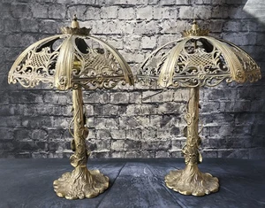 Pair circa 1975 embossed brass table lamp with lily pattern - Picture 1 of 15