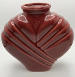 Vintage 1980's Vase Art Deco Ribbed Style Ceramic Heart Shape Burgundy - Picture 1 of 4