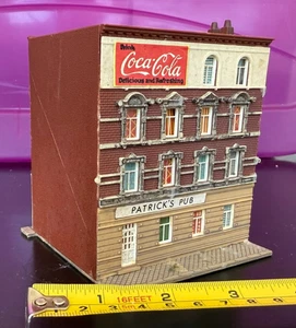 N SCALE 4 STORY BRICK APARTMENT WITH PUB COCA COLA SIGN - Picture 1 of 4